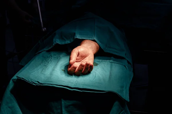 Рука Пациента Операционном Столе Готова Операции Стерильной Операционной — стоковое фото