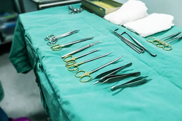 無菌手術器具 操作のための医療機器 精密手術器具 ストック写真