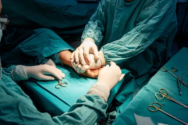 Effectuer Une Intervention Chirurgicale Dans Une Salle Opération Stérile Photo De Stock