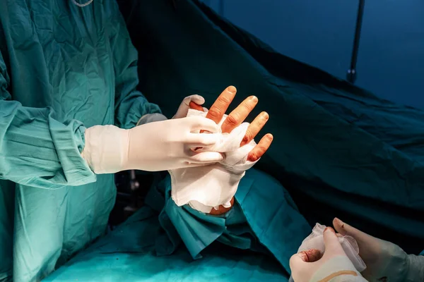 Een Chirurgische Ingreep Uitvoeren Een Steriele Operatiekamer Stockafbeelding