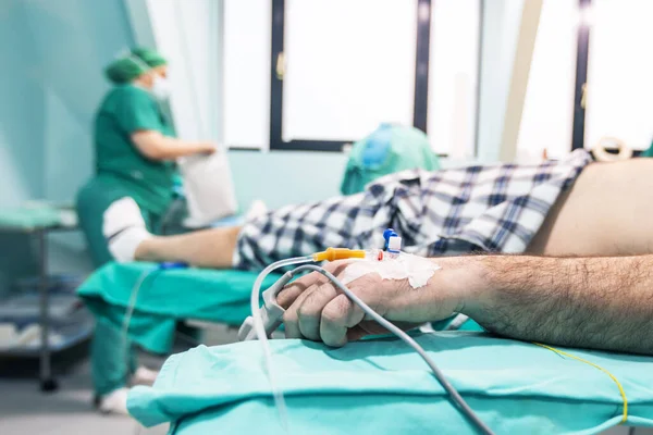 Vorbereitung Des Patienten Auf Die Operation Infusionskanüle Zur Intravenösen Anästhesieverabreichung Stockbild
