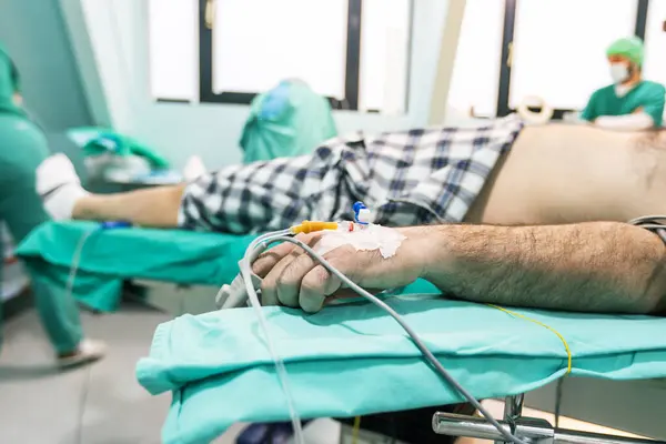 Bereid Patiënt Voor Een Operatie Infuuscanule Voor Intraveneuze Anesthesie Toediening Rechtenvrije Stockfoto's