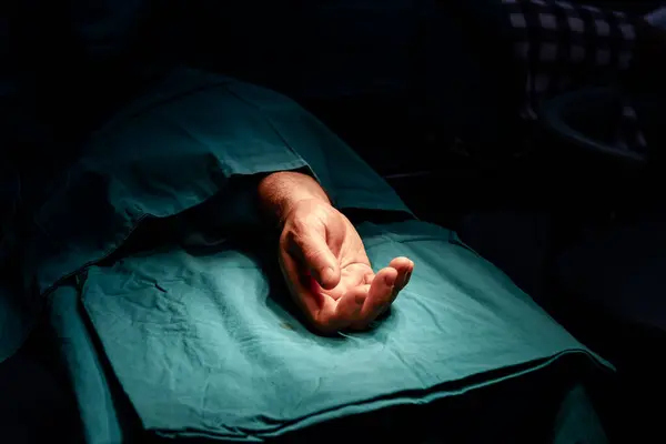 無菌手術室で手術できる手術テーブルの患者さんの手 ロイヤリティフリーのストック写真