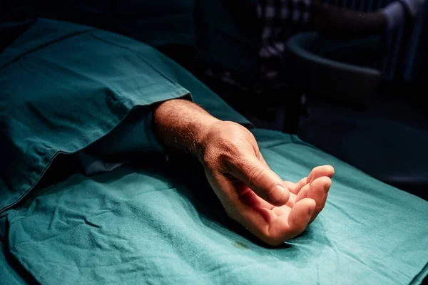 Hand Van Patiënt Operatietafel Klaar Voor Operatie Een Steriele Operatiekamer Rechtenvrije Stockfoto's