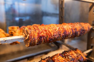 Etler tükürükle kavruluyor, yağlı, kıtır kıtır dış görünüşü zengin renkler gösteriyor, geleneksel Yunan restoranında leziz pişirilmiş bir yemek öneriyor.