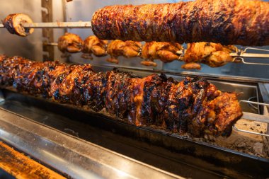 Etler tükürükle kavruluyor, yağlı, kıtır kıtır dış görünüşü zengin renkler gösteriyor, geleneksel Yunan restoranında leziz pişirilmiş bir yemek öneriyor.