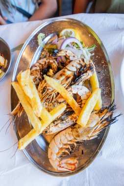 Lezzetli ızgara karides ve patates kızartması. Restoran seti.