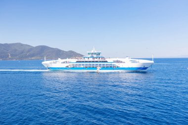Derin Mavi Sular 'da Serene Seascape ve çarpıcı bir feribot yolculuğu. Yaz seyahatinin ve tatilin özünü mükemmel bir şekilde yakalıyorsun.