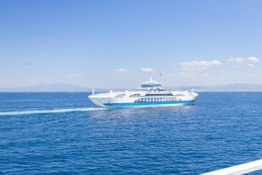 Derin Mavi Sular 'da Serene Seascape ve çarpıcı bir feribot yolculuğu. Yaz seyahatinin ve tatilin özünü mükemmel bir şekilde yakalıyorsun.