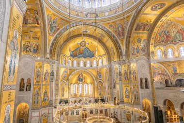 Sırbistan 'ın başkenti Belgrad' daki St. Sava Kilisesi 'nin muhteşem iç mekanı. Altın mozaikler ve dini simgelerle çarpıcı Sırp Ortodoks mimarisi.