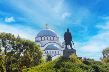 St. Sava Kilisesi 'nin Manzarası ve Karacorce Heykeli, Yeşillik Çerçevesi Üzerinde Canlı Mavi Gökyüzü ile Çerçevelenen İlk Sırp Ayaklanmasının Lideri. İkoniç Sırp Ortodoks Simgesi, Belgrad ve Sırbistan