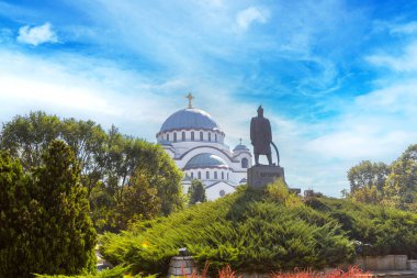 St. Sava Kilisesi 'nin Manzarası ve Karacorce Heykeli, Yeşillik Çerçevesi Üzerinde Canlı Mavi Gökyüzü ile Çerçevelenen İlk Sırp Ayaklanmasının Lideri. İkoniç Sırp Ortodoks Simgesi, Belgrad ve Sırbistan