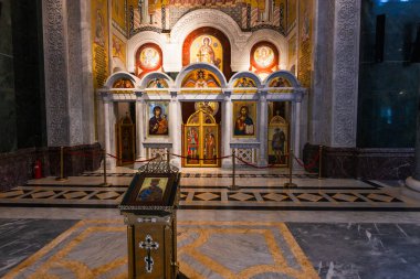 Sırbistan 'ın başkenti Belgrad' daki St. Sava Kilisesi 'nin muhteşem iç mekanı. Altın mozaikler ve dini simgelerle çarpıcı Sırp Ortodoks mimarisi.