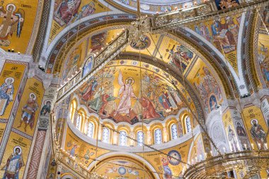 Sırbistan 'ın başkenti Belgrad' daki St. Sava Kilisesi 'nin muhteşem iç mekanı. Altın mozaikler ve dini simgelerle çarpıcı Sırp Ortodoks mimarisi.