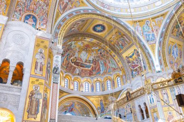 Sırbistan 'ın başkenti Belgrad' daki St. Sava Kilisesi 'nin muhteşem iç mekanı. Altın mozaikler ve dini simgelerle çarpıcı Sırp Ortodoks mimarisi.