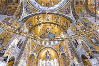 Sırbistan 'ın başkenti Belgrad' daki St. Sava Kilisesi 'nin muhteşem iç mekanı. Altın mozaikler ve dini simgelerle çarpıcı Sırp Ortodoks mimarisi.
