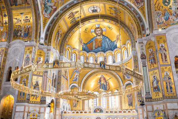 Великолепный интерьер церкви Святого Саввы в Белграде, Сербия. Потрясающая сербская православная архитектура с золотой мозаикой и религиозными иконами.
