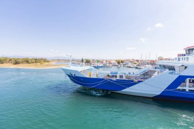 Güneşli bir günde Yunanistan 'ın Keramoti Limanı' na gelen feribot