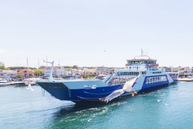 Güneşli bir günde Yunanistan 'ın Keramoti Limanı' na gelen feribot