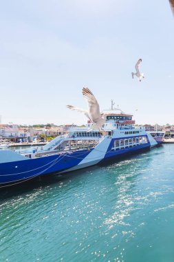 Güneşli bir günde Yunanistan 'ın Keramoti Limanı' na gelen feribot