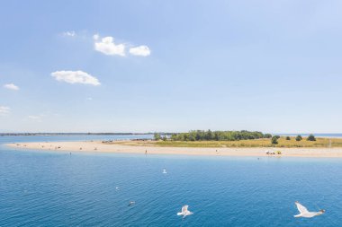 Yunanistan 'ın güzel kumlu plajları, berrak mavi suları ve tepelerinde uçan martılarıyla.