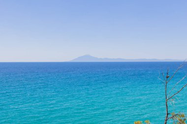 Dağ Manzaralı Sakin Turkuaz Suları - Yunanistan, Uzakta Athos Dağı
