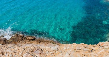 Yunanistan 'ın Kayalık Kıyı Şeridi boyunca Kristal Temiz Su