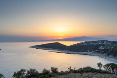 Yunanistan 'da Gözlerden uzak Sahilde Günbatımı