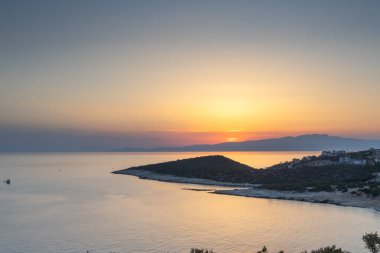 Yunanistan 'da Gözlerden uzak Sahilde Günbatımı
