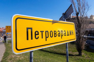 Sırbistan 'ın tarihi Petrovaradin kentine ziyaretçileri canlı sarı yol işareti karşıladı.