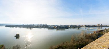 Sırbistan 'ın Novi Sad kentinin nefes kesici panoramik manzarası Tuna Nehri' ni gözler önüne seriyor.