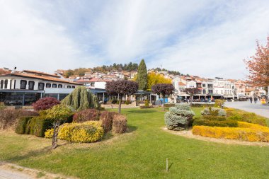 Renkli binaları ve yemyeşil yeşilliğiyle Ohri 'nin büyüleyici sokak manzarası. Kuzey Makedonya.