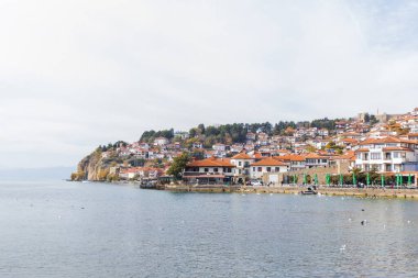 Ohri Gölü kıyılarına kurulmuş tarihi bir kasaba olan Ohri 'nin resimli manzarası. Büyüleyici bir mimari, çarpıcı göl manzarası, popüler bir turizm merkezi. Kuzey Makedonya
