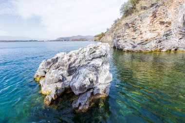 Kuzey Makedonya 'nın Ohri Gölü' nün Sakin Suları ve Engebeli Kayalık Kıyı Hattı