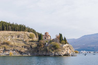 Kuzey Makedonya 'daki Ohri Gölü' nün sakin sularına bakan bir uçuruma tünemiş, Kaneo 'daki Aziz John' un ikonik ortodoks kilisesinin nefes kesici manzarası..