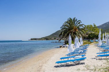 Yunanistan 'daki pitoresk kumlu plaj deniz kenarında dinlenmek için mükemmel bir yaz tatili mekanı..