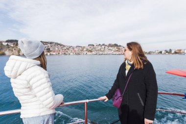 Ohri Gölü 'ndeki bir tekneden Ohri Kasabasının Huzurlu Manzarası