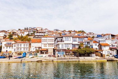 Ohri Gölü kıyılarına kurulmuş tarihi bir kasaba olan Ohri 'nin resimli manzarası. Büyüleyici bir mimari, çarpıcı göl manzarası, popüler bir turizm merkezi. Kuzey Makedonya