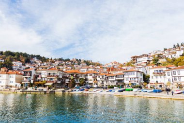 Ohri Gölü kıyılarına kurulmuş tarihi bir kasaba olan Ohri 'nin resimli manzarası. Büyüleyici bir mimari, çarpıcı göl manzarası, popüler bir turizm merkezi. Kuzey Makedonya