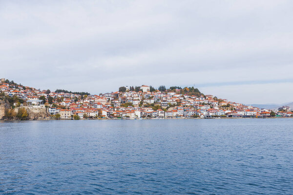 Вид на озеро и город под небом голубого