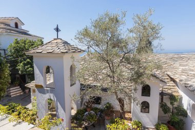 Yunanistan 'ın Thassos kentindeki Taş Çatı ve Zeytin Ağacı ile Huzurlu Manastır Bahçesi