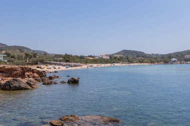 Yunanistan 'ın Thassos kentinde altın kumlar, berrak sular ve manzaralı bir plaj..