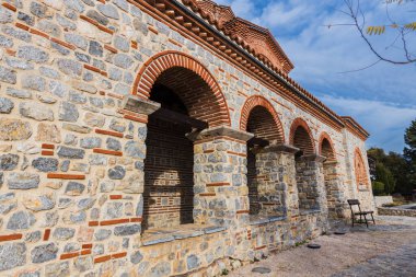 Kuzey Makedonya 'nın Ohri kentindeki Ortodoks Azizler Kilisesi Clement ve Panteleimon' un karmaşık tuğla işleri ve mimari ayrıntılarına yakından bakmak.