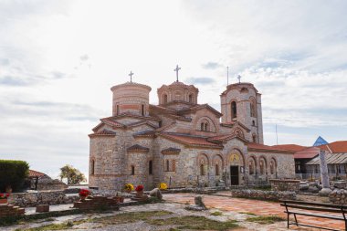 Makedonya 'nın Ohri kentinde yuvalanmış kırmızı kiremitli çatıları ve dini haçları olan şaşırtıcı Bizans tarzı taş ortodoks kilisesi.