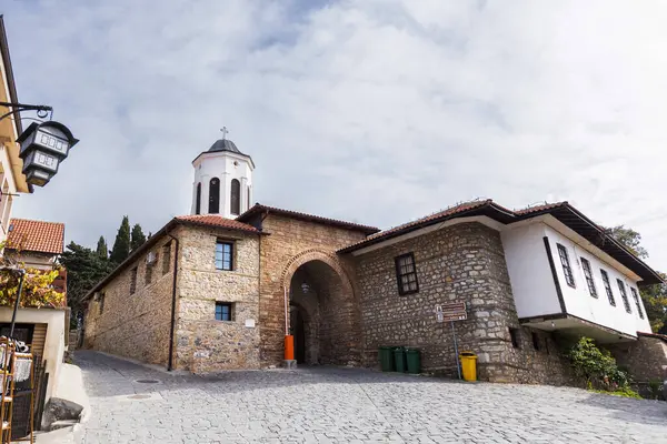 Kuzey Makedonya 'nın Ohri kentinde yer alan Bizans mimarisinin bir başyapıtı olan St. Mary Peribleptos Kilisesine Giriş.