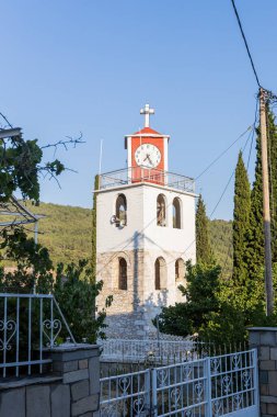 Yunan Köyü Peyzajında Haçlı Tarihi Saat Kulesi