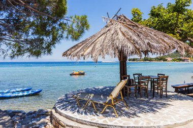 Saf Şemsiyeli Sahil Salonu ve Manzaralı Okyanus Manzarası