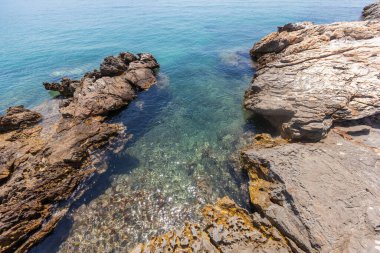 Güneşli bir Yaz Günü 'nde Yunanistan' da Kristal berrak sular ve Rocky Shoreline