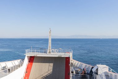 Feribot Durgun Mavi Denizi Uzaktaki Dağlar ve Açık Gökyüzü ile Geçiyor