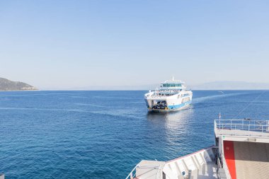 Feribot Arka plandaki Sahne Kıyı Tepeleriyle Rıhtıma yaklaşıyor